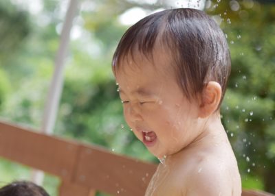 水遊び 0歳児 水しぶき