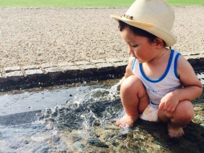 水遊び 1歳児 麦わら帽子 男の子