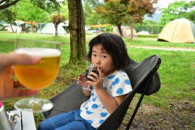グランピング 川遊び 関東 ビール