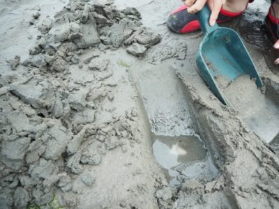 江戸川 放水路 潮干狩り ポイント 掘る子供