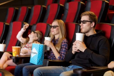 有楽町 プラネタリウム 席 おすすめ 見やすい 映画を見る家族