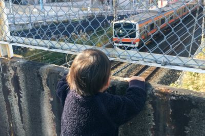 子供 電車 スポット 神奈川 電車を眺める子供