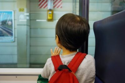 新幹線 大人 1人 子供 2人 自由席 外を眺める