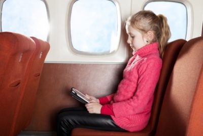 飛行機 子供 暇つぶし タブレットを見る女の子