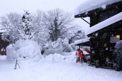 子供 雪 遊び バス ツアー 山小屋